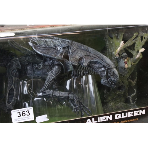 363 - Boxed McFarlane Movie Maniacs Aliens Alien Queen Diorama, excellent