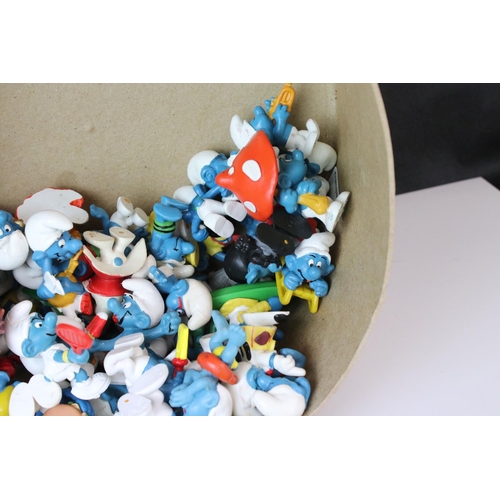 373 - Collection of various Smurfs figures featuring Peyo, includes Ice Hockey, Gardener, Canoe etc, appro... 