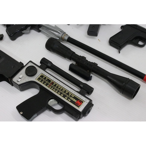 425 - Group of toy guns and accessories to include TV related featuring Tara 007 James Bond Tommy Buster, ... 