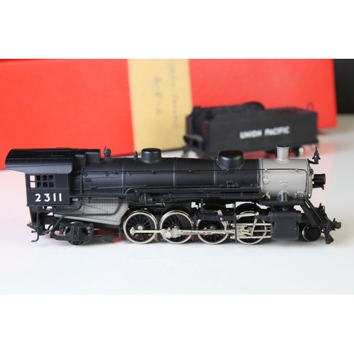 302 - Two Ho gauge brass locomotive & tenders to include Samhongsa Union Pacific 2311 2-8-2 and an unmarke... 