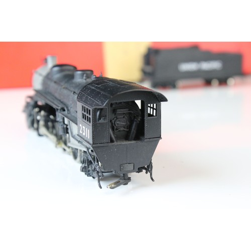 302 - Two Ho gauge brass locomotive & tenders to include Samhongsa Union Pacific 2311 2-8-2 and an unmarke... 