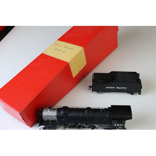 302 - Two Ho gauge brass locomotive & tenders to include Samhongsa Union Pacific 2311 2-8-2 and an unmarke... 