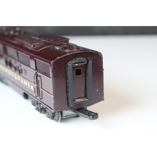 307 - Tenshodo HO gauge Pennsylvania 9505 brass locomotive & coach, painted, appearing vg