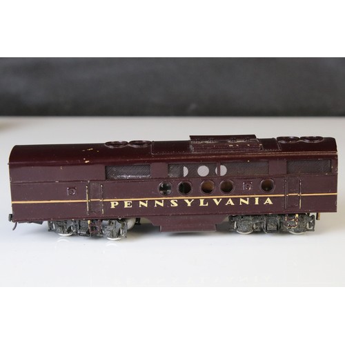 307 - Tenshodo HO gauge Pennsylvania 9505 brass locomotive & coach, painted, appearing vg