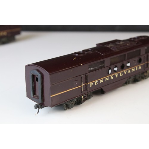 307 - Tenshodo HO gauge Pennsylvania 9505 brass locomotive & coach, painted, appearing vg