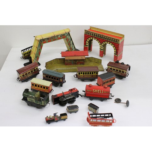 356 - Quantity of tin plate O gauge model railway to include Hornby and Brimtoy, some damage in parts