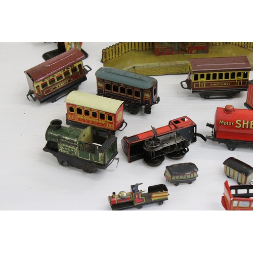 356 - Quantity of tin plate O gauge model railway to include Hornby and Brimtoy, some damage in parts