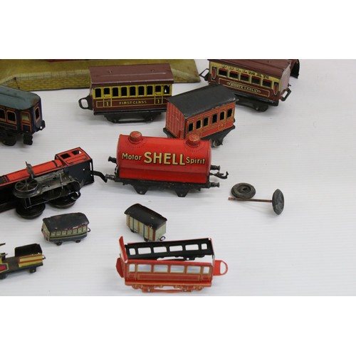 356 - Quantity of tin plate O gauge model railway to include Hornby and Brimtoy, some damage in parts