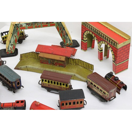 356 - Quantity of tin plate O gauge model railway to include Hornby and Brimtoy, some damage in parts