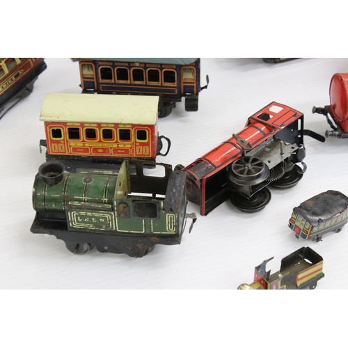 356 - Quantity of tin plate O gauge model railway to include Hornby and Brimtoy, some damage in parts