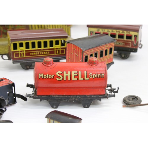 356 - Quantity of tin plate O gauge model railway to include Hornby and Brimtoy, some damage in parts