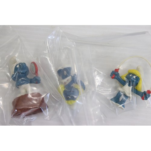 475 - 200 + Playworn Smurf figurines, to include Schleich, Peyo, Bully, etc, plus Windsurfer, Snail & Wago... 