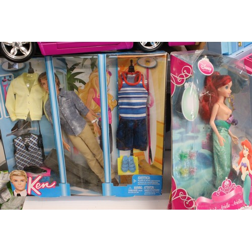 576 - Large group of cirac 1990s onwards dolls featuring Barbie, Brats, Disney etc, with many accessories,... 