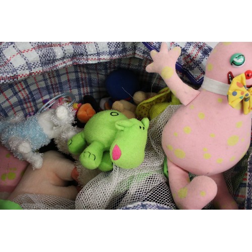 577 - Quantity of soft toys featuring many TV related examples to include Disney, Dreamworks, Bugs Bunny e... 