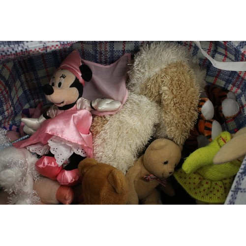 577 - Quantity of soft toys featuring many TV related examples to include Disney, Dreamworks, Bugs Bunny e... 