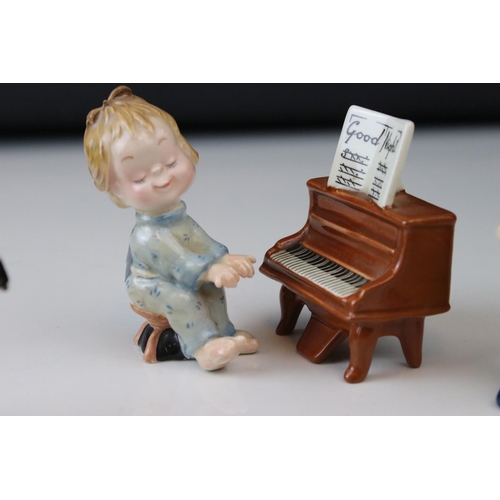 16 - A Beswick Good Night Choir group pianist harpist guitarist and three singers oval back stamp to pian... 
