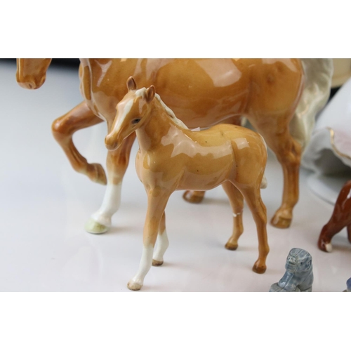 32 - A group of ceramics to include A Beswick Palomino horse one similar fowl Beswick bulldog Bosun Wade ... 