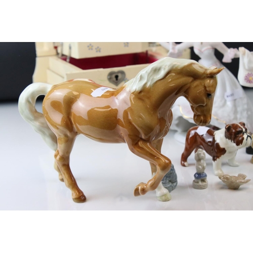 32 - A group of ceramics to include A Beswick Palomino horse one similar fowl Beswick bulldog Bosun Wade ... 
