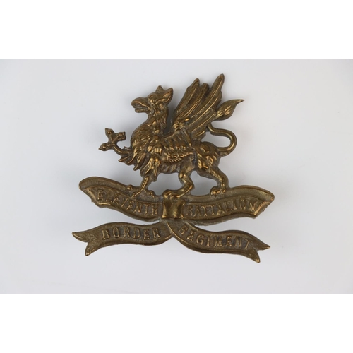 25 - A British The 11th Battalion Of The Border Regiment Brass Cap Badge With Twin Loop Fixings To The Ve... 