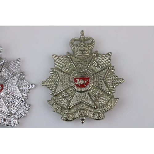 26 - A Pair Of British White Metal And Staybrite The Border Regiment Cap Badges, Both With Slide Fixings ... 