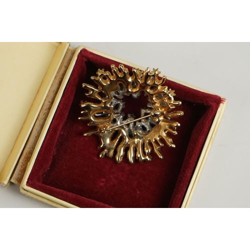298 - A vintage starburst brooch together with a heart pendant.