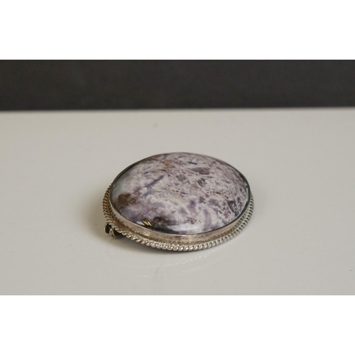 303 - A vintage fully hallmarked sterling silver and agate brooch.