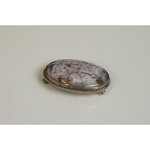 303 - A vintage fully hallmarked sterling silver and agate brooch.