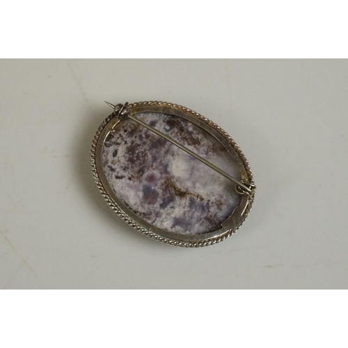 303 - A vintage fully hallmarked sterling silver and agate brooch.