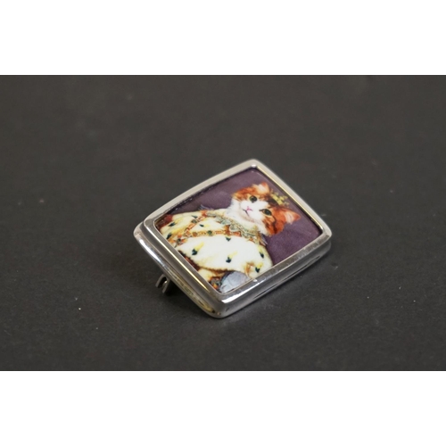 325 - Silver and enamel brooch with pictorial image of a royal cat