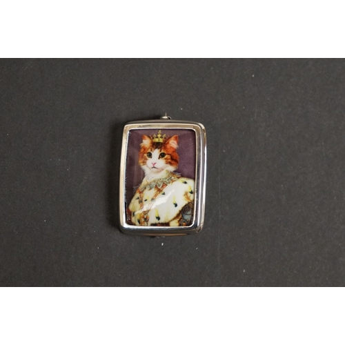 325 - Silver and enamel brooch with pictorial image of a royal cat