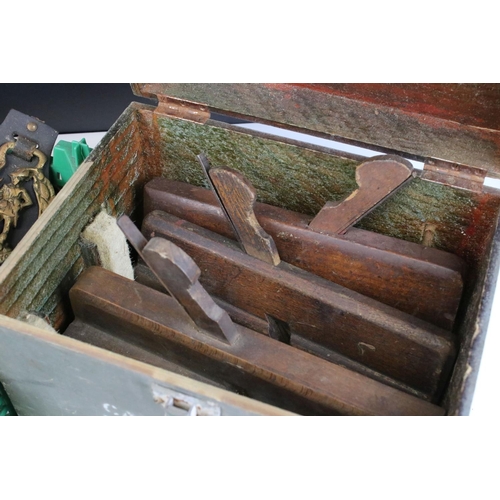 460 - A box of mixed collectables to include horse brasses on leather straps and a small collection of woo... 