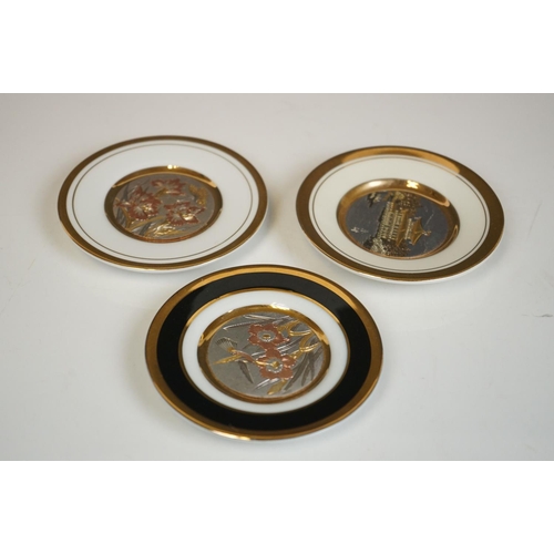 410 - A collection of mixed ceramics and glass ware to include Royal Doulton flower baskets and glass pape... 