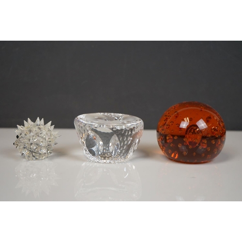 410 - A collection of mixed ceramics and glass ware to include Royal Doulton flower baskets and glass pape... 