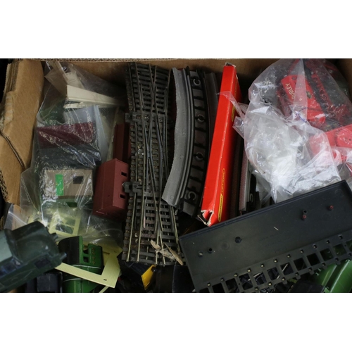 19 - Collection of OO gauge model railway to include locomotives, various rolling stock, platform, boxed ... 