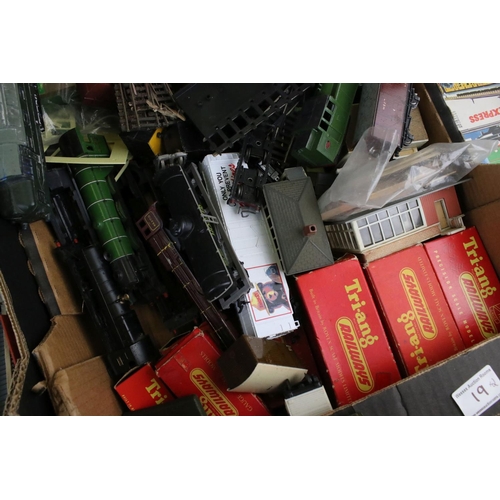 19 - Collection of OO gauge model railway to include locomotives, various rolling stock, platform, boxed ... 