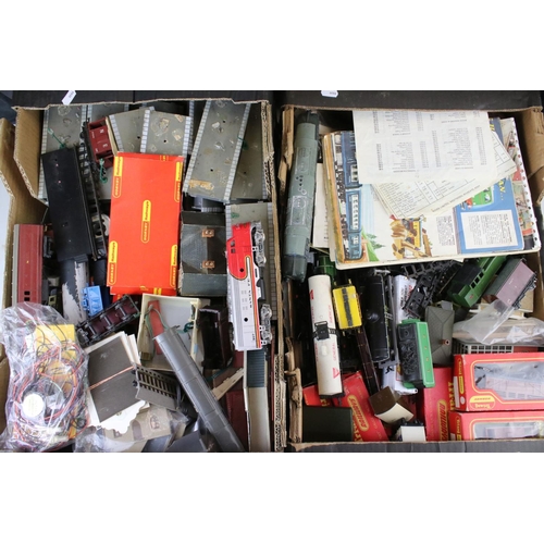 19 - Collection of OO gauge model railway to include locomotives, various rolling stock, platform, boxed ... 