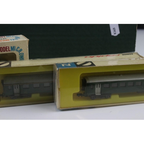 30 - Collection of N gauge model railway to include rolling stock, railcar. locomotive and various access... 