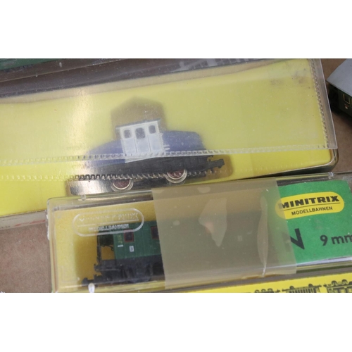 30 - Collection of N gauge model railway to include rolling stock, railcar. locomotive and various access... 