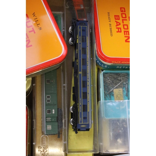 30 - Collection of N gauge model railway to include rolling stock, railcar. locomotive and various access... 