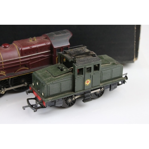 32 - Collection of OO gauge model railway to include 8 x locomotives and 16 x items of rolling stock to i... 