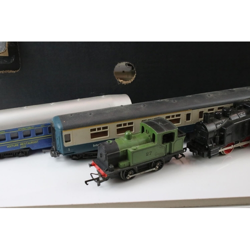 32 - Collection of OO gauge model railway to include 8 x locomotives and 16 x items of rolling stock to i... 