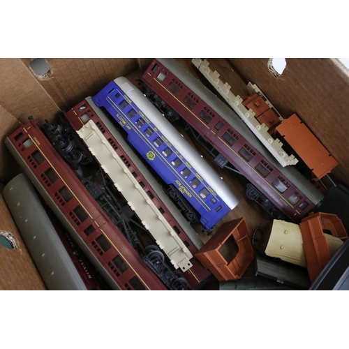 34 - Quantity of OO gauge model railway to include 16 x items of rolling stock, Transformers, tenders, lo... 