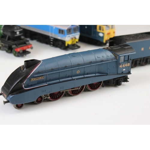 45 - Four OO gauge locomotives to include 3 x Hornby (Flying Scotsman, Yeoman Kenneth J Painter & Illustr... 