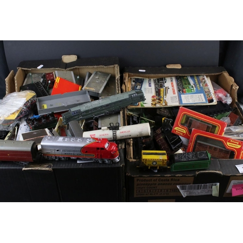 19 - Collection of OO gauge model railway to include locomotives, various rolling stock, platform, boxed ... 