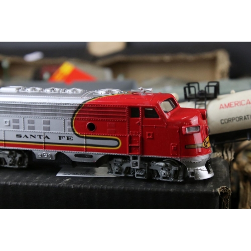 19 - Collection of OO gauge model railway to include locomotives, various rolling stock, platform, boxed ... 