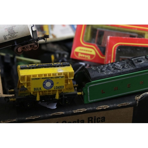 19 - Collection of OO gauge model railway to include locomotives, various rolling stock, platform, boxed ... 