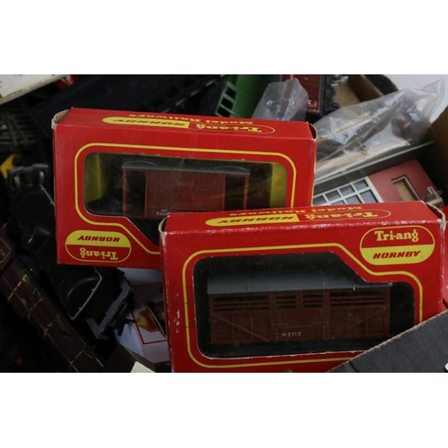 19 - Collection of OO gauge model railway to include locomotives, various rolling stock, platform, boxed ... 