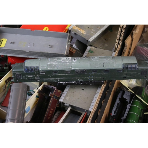 19 - Collection of OO gauge model railway to include locomotives, various rolling stock, platform, boxed ... 