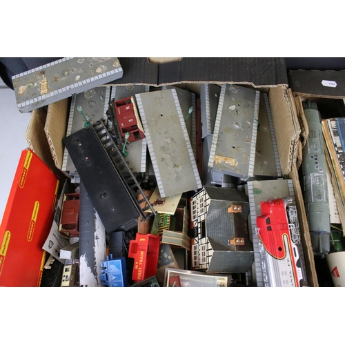 19 - Collection of OO gauge model railway to include locomotives, various rolling stock, platform, boxed ... 