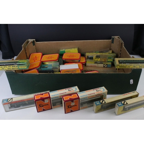 30 - Collection of N gauge model railway to include rolling stock, railcar. locomotive and various access... 